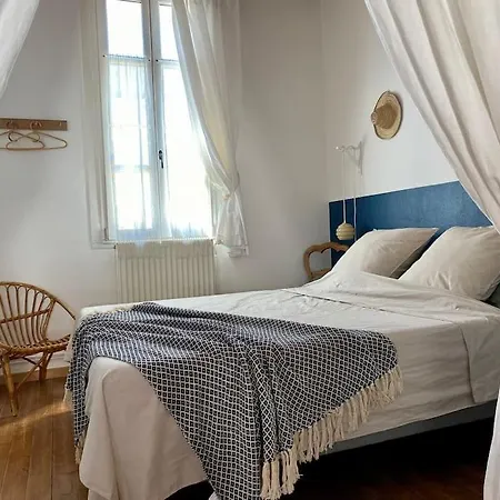 Maison Chaleureuse En Centre Ville * 圣吉尔-克鲁瓦德维