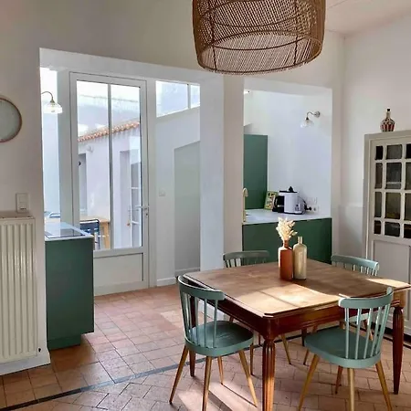 Maison Chaleureuse En Centre Ville * 圣吉尔-克鲁瓦德维